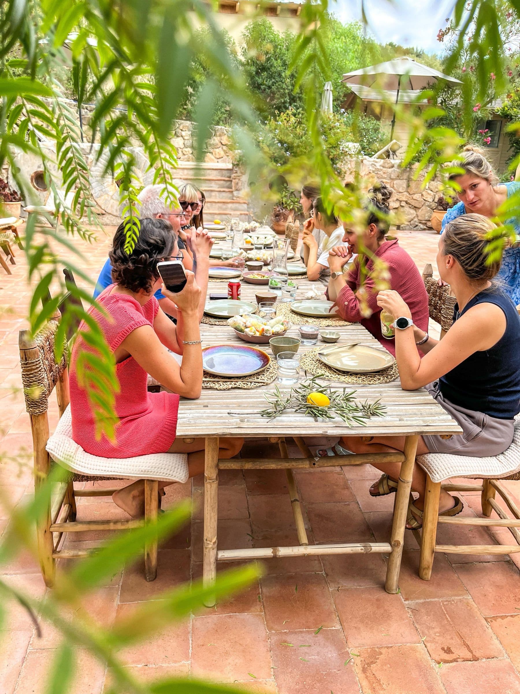 Vrouwen samen aan tafel in Catalonië